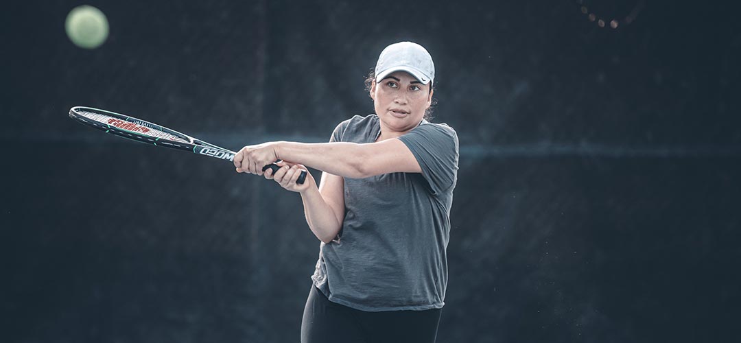 woman playing tennis